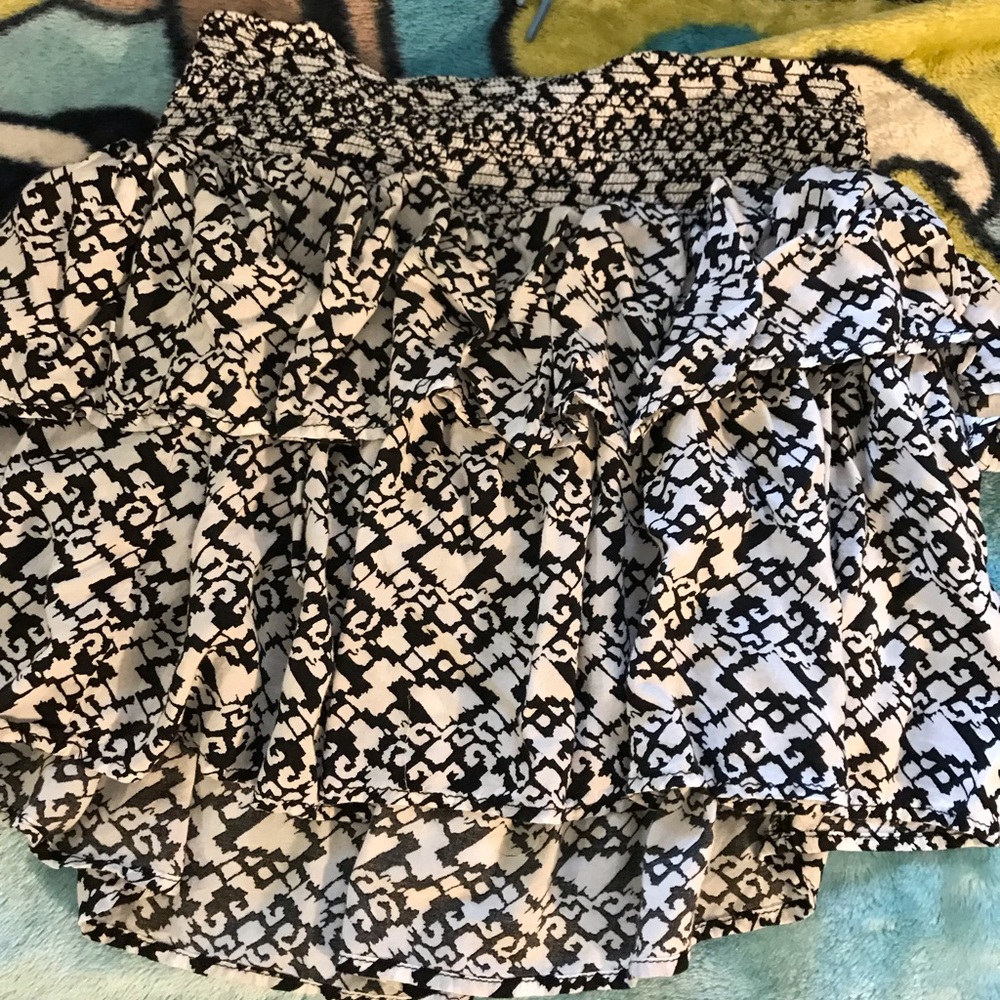 Women’s black and white skirt